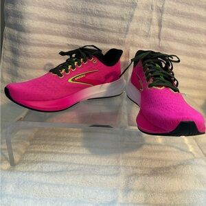 Brooks Hyperion Tempo. Size 9 comes with original box.